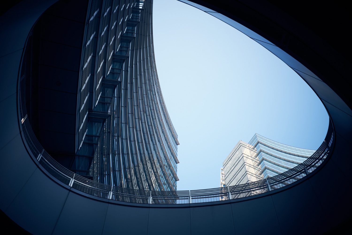 Interior de edifício com parede de vidro