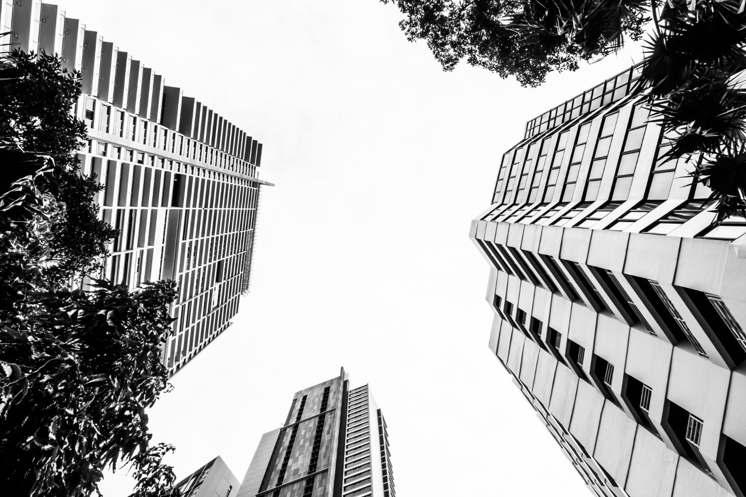 Interior de edifício moderno com janelas de vidro