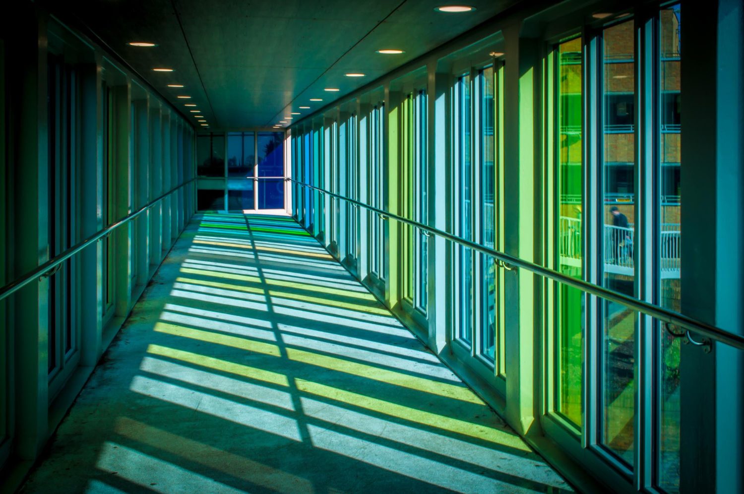 Corredor iluminado de um edifício moderno